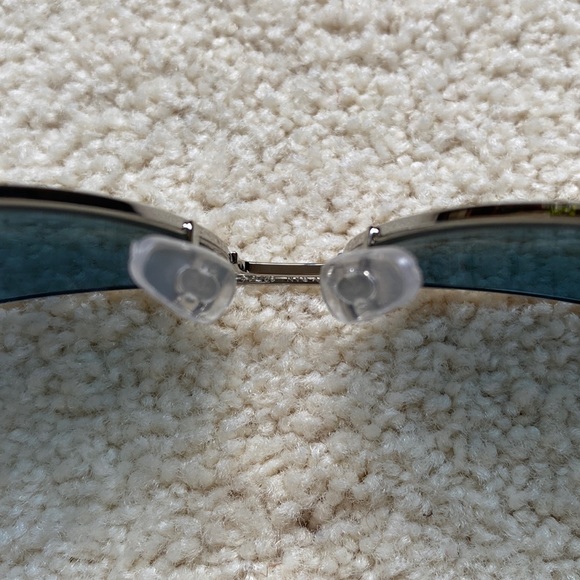 Like New! Ray-Ban Aviator Sunglasses - Picture 7 of 11